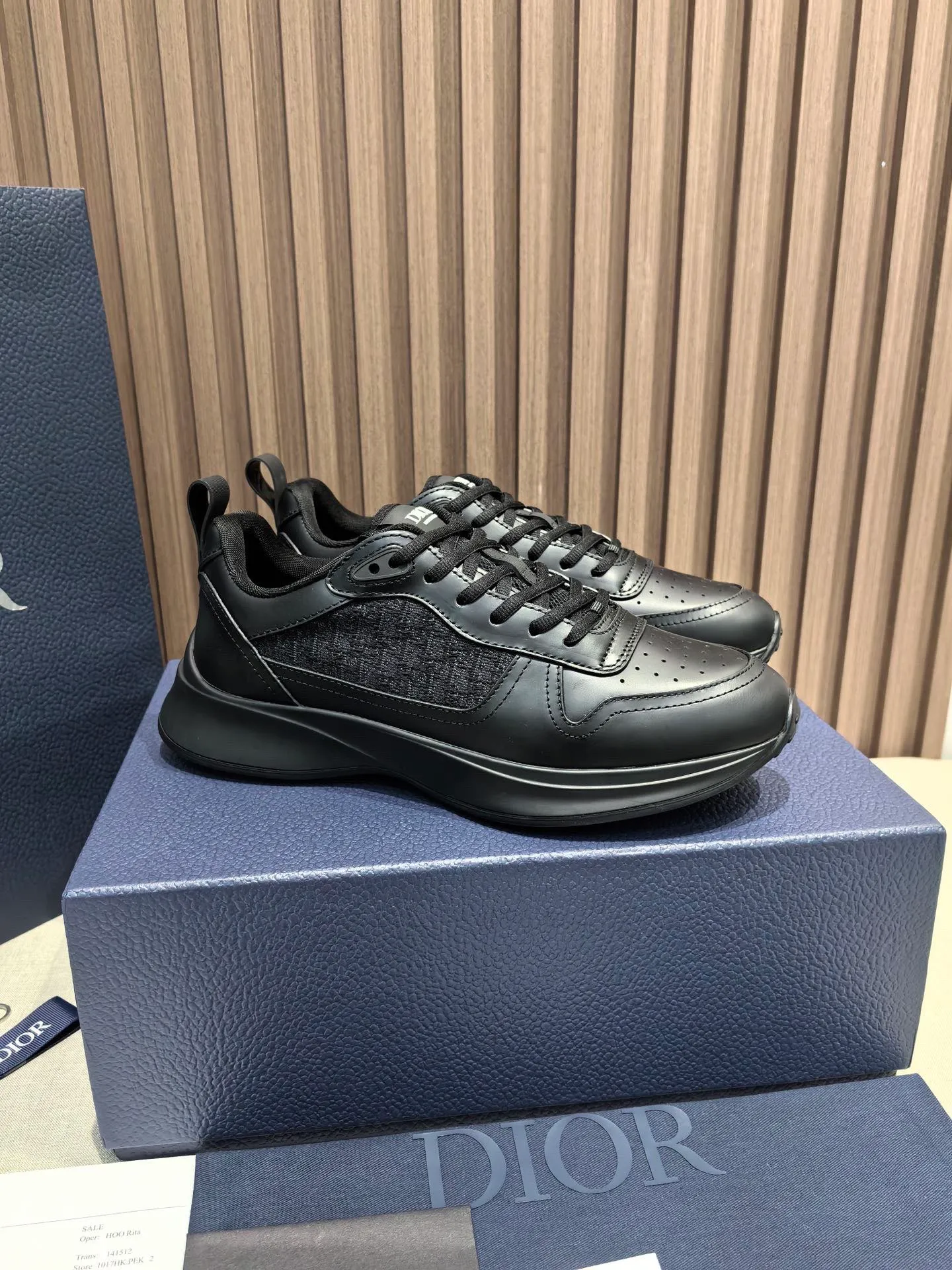 Factory price: 440💰 🔍Top purchasing agent🇮🇹 Dior's super-popular sports shoes, popular for street men, are synchronized with the new product counters. The uppers are made of Italian original imported cowhide and matched with D's customized fabrics. It is a must-have for fashionistas. The complex craftsmanship is perfectly reproduced. Imported soft cowhide foot pads, soles: original soles specially provided by the original factory, exclusive movable molded soles are super comfortable, original factory follow-up goods, 🔍🔍high quality, you can enter and exit the counter at will, welcome to compare, code number 38-45 (46 can be customized and cannot be returned or exchanged)